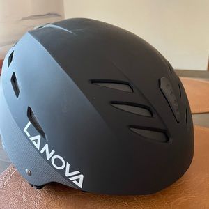 Lanova Snowboarding Helmet w/ vents